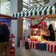 Amerikaanse kraam met hotdogmachine en popcornmachine